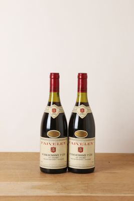 deux bouteilles de vin posées sur une table en bois