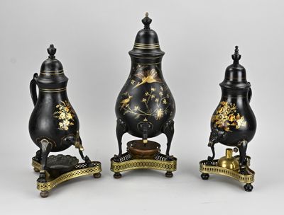 trois vases noirs et dorés placés les uns à côté des autres