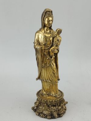Guanyne de la miséricorde en bronze doré reposant sur une ba…