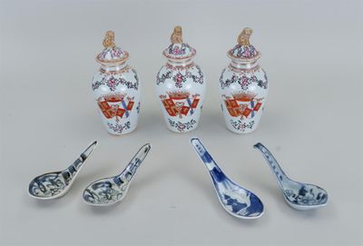 quatre types différents de cuillères en porcelaine et un bocal muni d'un couvercle
