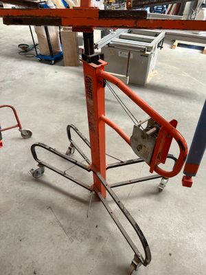 une photo d'une grande machine orange dans un entrepôt
