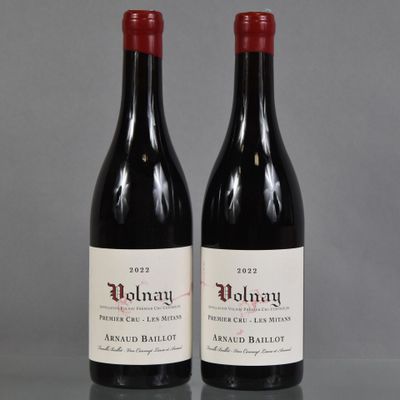 deux bouteilles de vin rouge posées l'une à côté de l'autre sur une table