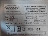 un gros plan sur une étiquette située à l'arrière d'une machine
