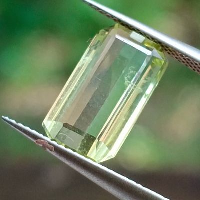 un cristal vert sur un tweet tenu par deux tweets