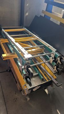 une image représentant une table en métal et en verre