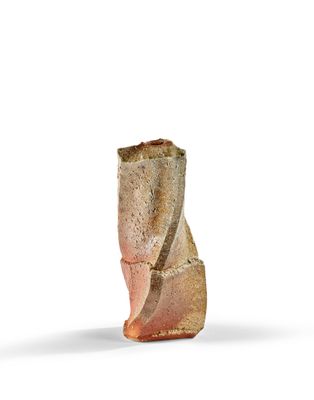 un petit objet en poterie posé sur une table
