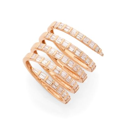 une bague en or rose 18 carats sertie de diamants taille baguette et de diamants