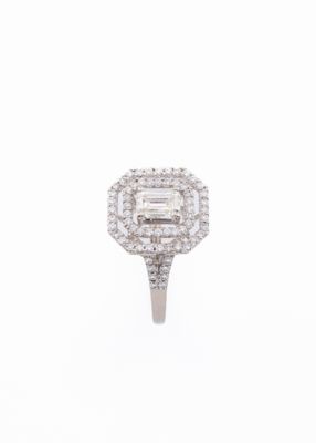 BAGUE retenant en son centre un diamant rectangulaire à pans…