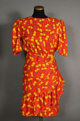 GIVENCHY. Robe courte en soie rouge faconnée imprimée de cer…