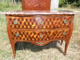 une commode dont le dessus est en marbre