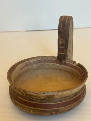 un petit bol avec un couvercle posé sur une table