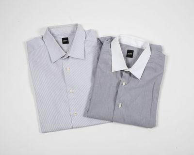 deux chemises pour homme sur fond blanc