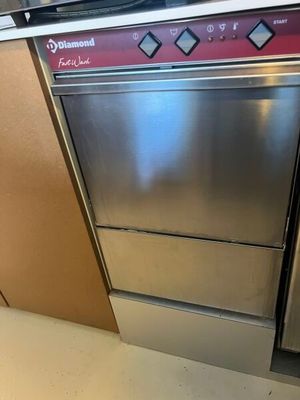 un lave-vaisselle qui trône au milieu d'une cuisine