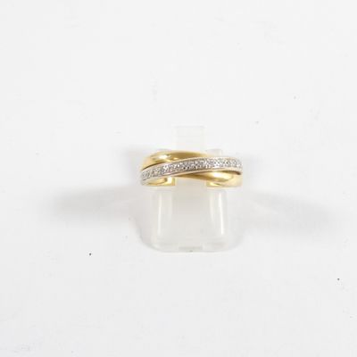 une bague en or jaune et en or blanc sertie de diamants