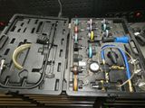 une mallette noire contenant des outils, posée sur une table