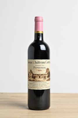 la bouteille de vin est posée sur une table en bois