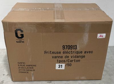 une boîte en carton posée sur le sol
