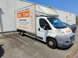 un camion garé devant un bâtiment