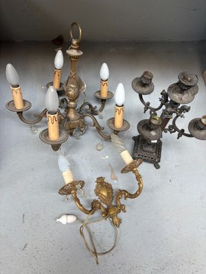 un grand nombre de bougies posées sur une table