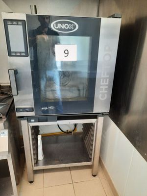 une image d'un four commercial dans une cuisine commerciale