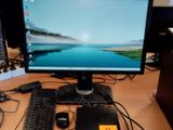 un écran d'ordinateur et un clavier posés sur un bureau