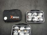 trois sacs de balles de golf et un sac de balles posé par terre