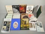 un grand nombre de livres posés sur une table