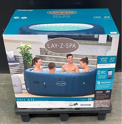 un jacuzzi gonflable dans lequel des personnes sont assises