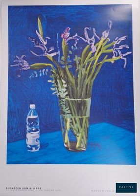 une photo représentant un vase de fleurs et une bouteille d'eau posés sur une table