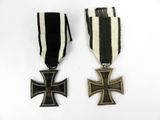 deux médailles sur un fond blanc orné d'une bande noire et blanche