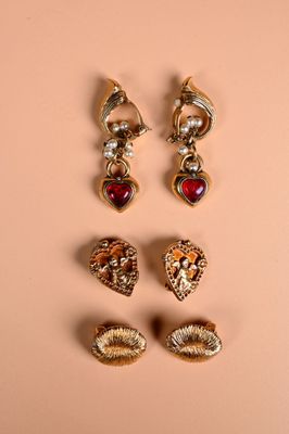Trois paire de clips d'oreilles en métal et pierres dont une…