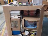 un chariot chargé de nombreuses caisses dans un entrepôt
