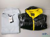 deux vestes et une chemise sont posées sur une table