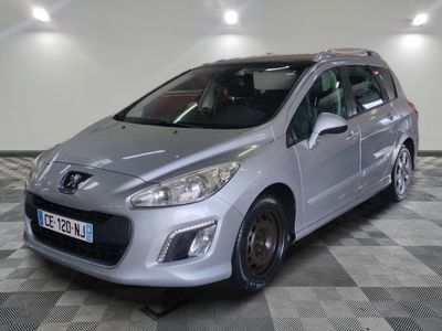la voiture argentée est garée dans le garage sur le sol en damier