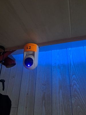 une lumière bleue au plafond d'une pièce