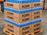 Des cartons d'eau sont empilés sur une palette dans un entrepôt