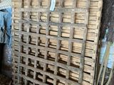 une pile de palettes en bois posée dans une pièce