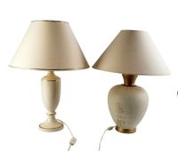 LOT de deux lampes en céramique émaillée blanche et or, l'un…