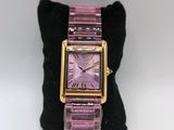 montre carrée violette avec boîtier doré et pochette en velours noir