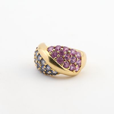un gros plan d'une bague en or sertie de pierres violettes