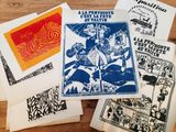 une pile de livres posés les uns à côté des autres sur une table