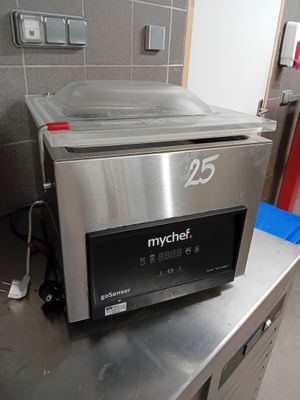 un micro-ondes posé sur un comptoir dans une cuisine