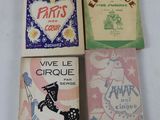 Quatre livres anciens pour enfants, d'origine française, sont alignés sur une table