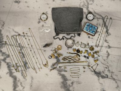 un grand nombre d'objets posés à même le sol