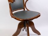 chaise en bois avec assise en cuir noir et structure en bois
