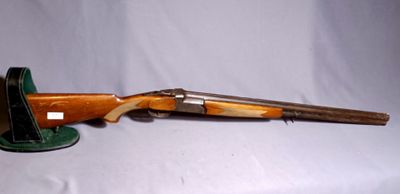 an old shotgun with a wooden handle and a green hat