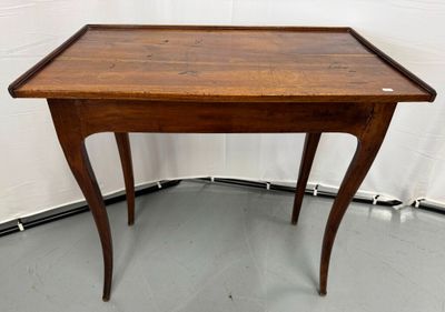 une image d'une petite table en bois avec un plateau en bois