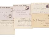 Plusieurs vieilles lettres et enveloppes sont empilées les unes sur les autres