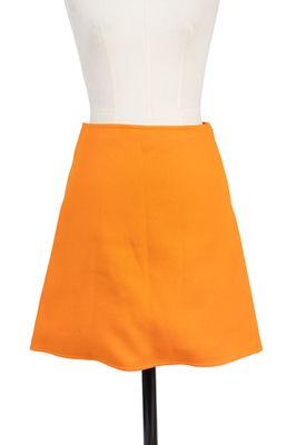 une jupe orange sur un mannequin, un mannequin, un mannequin, un mannequin, un mannequin, un mannequin, un mannequin, un mannequin, un mannequin