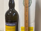 une bouteille de vin posée sur une table à côté d'une règle
